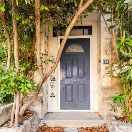 Slice Of Castle In Aubais, Very Charming House בית נופש
